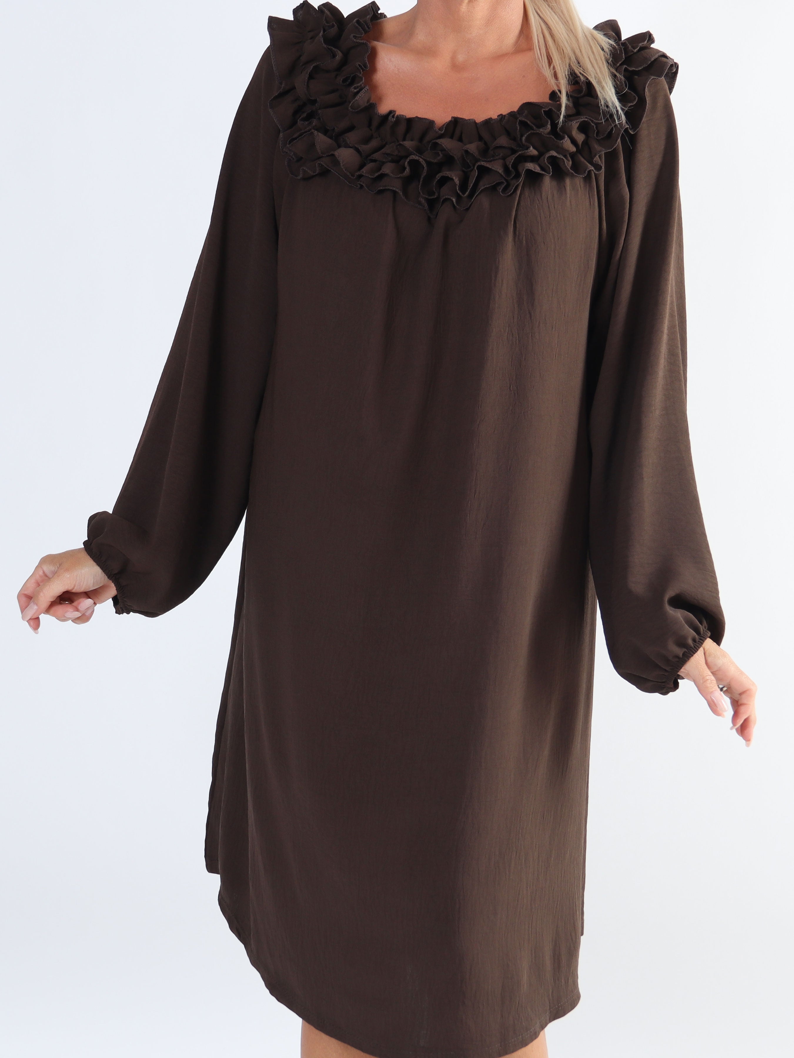 Chili Dress - Plus size kjole med lange ærmer og flæser